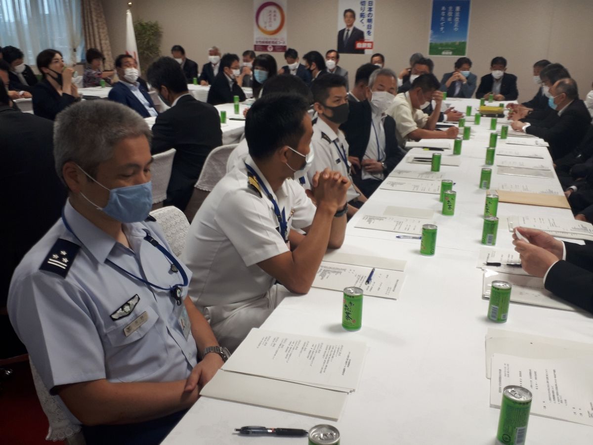 写真・図版 : 自衛隊の制服組も出席した、自民党の国防部会と安全保障調査会の合同会議＝7月31日、東京・永田町の自民党本部。藤田撮影