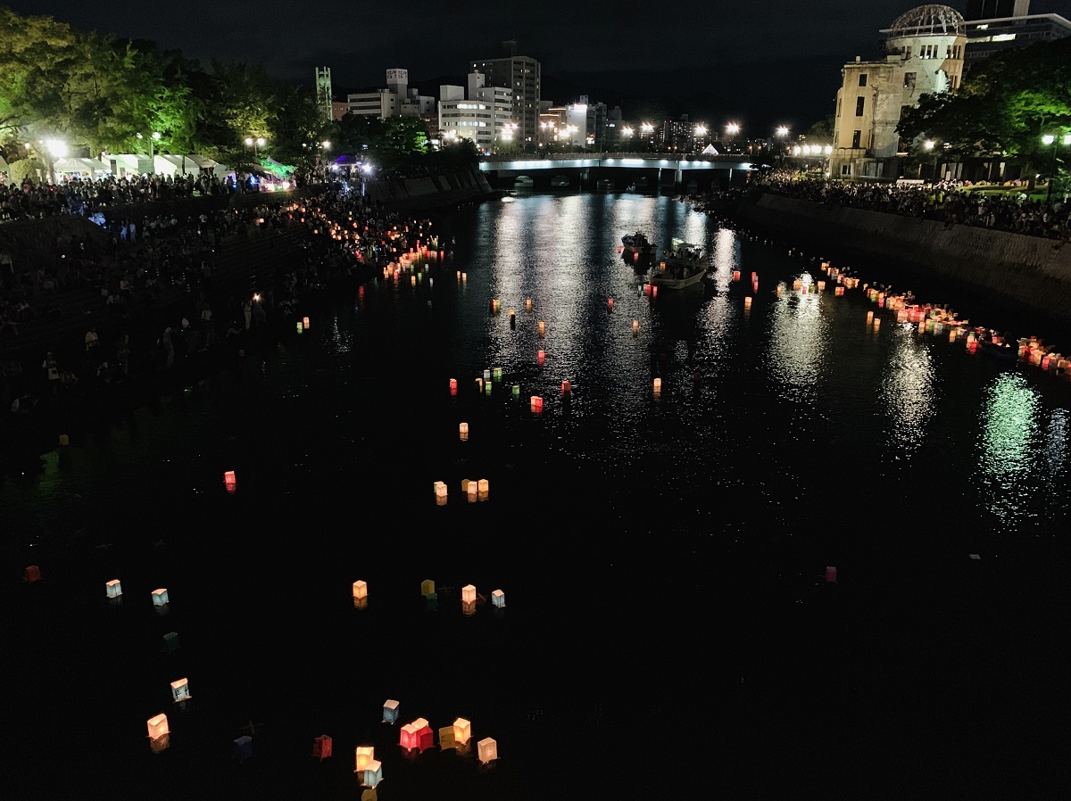 写真・図版 : 平和への願いを込めた灯篭流し＝2019年8月6日（撮影：高田昌幸）