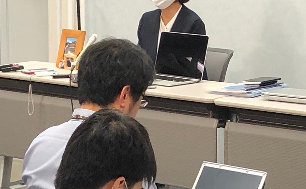 写真・図版 : 国賠訴訟第1回口頭弁論を終え、赤木俊夫さんの写真とともに記者の質問に答える妻の雅子さん＝2020年7月15日、大阪市