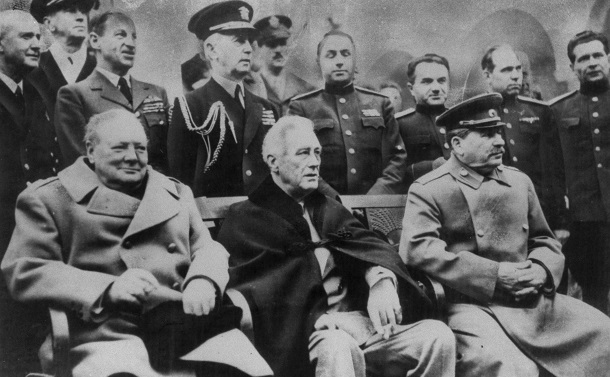 写真・図版 : ヤルタ会談に集まった前列左から、チャーチル英首相、ルーズベルト米大統領、スターリン・ソ連首相＝1945年2月4日 
、ウクライナ・ヤルタ 
