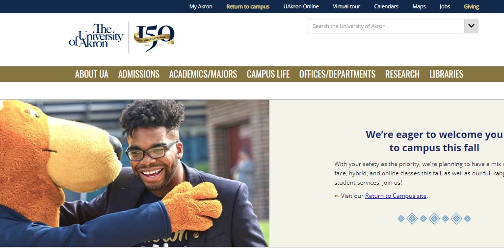写真・図版 : アクロン大学のホームページ。2020年は創立150周年であることを示すロゴが入っている。