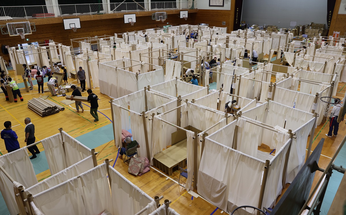 写真・図版 : 球磨村の被災者らが避難している人吉第一中学校の体育館=2020年7月9日