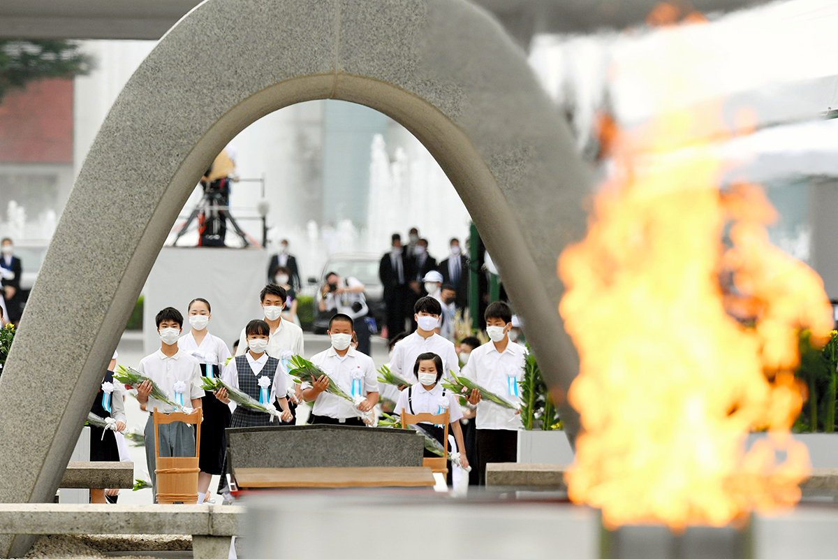写真・図版 : 原爆死没者慰霊碑に献花する人々＝2020年8月6日、広島市中区、白井伸洋撮影 
