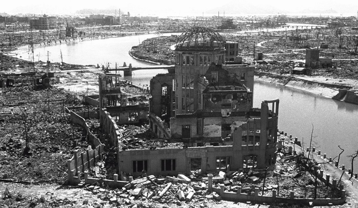 写真・図版 : 励館（原爆ドーム）=1945年8月9日、松本栄一撮影
