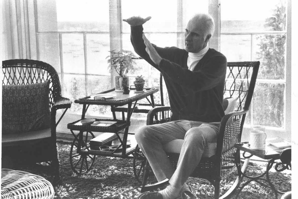 写真・図版 : 朝日新聞の取材に応じるジョン・ハーシー。米マサチューセッツ州で。当時61歳だった＝1975年7月10日、朝日新聞写真部撮影