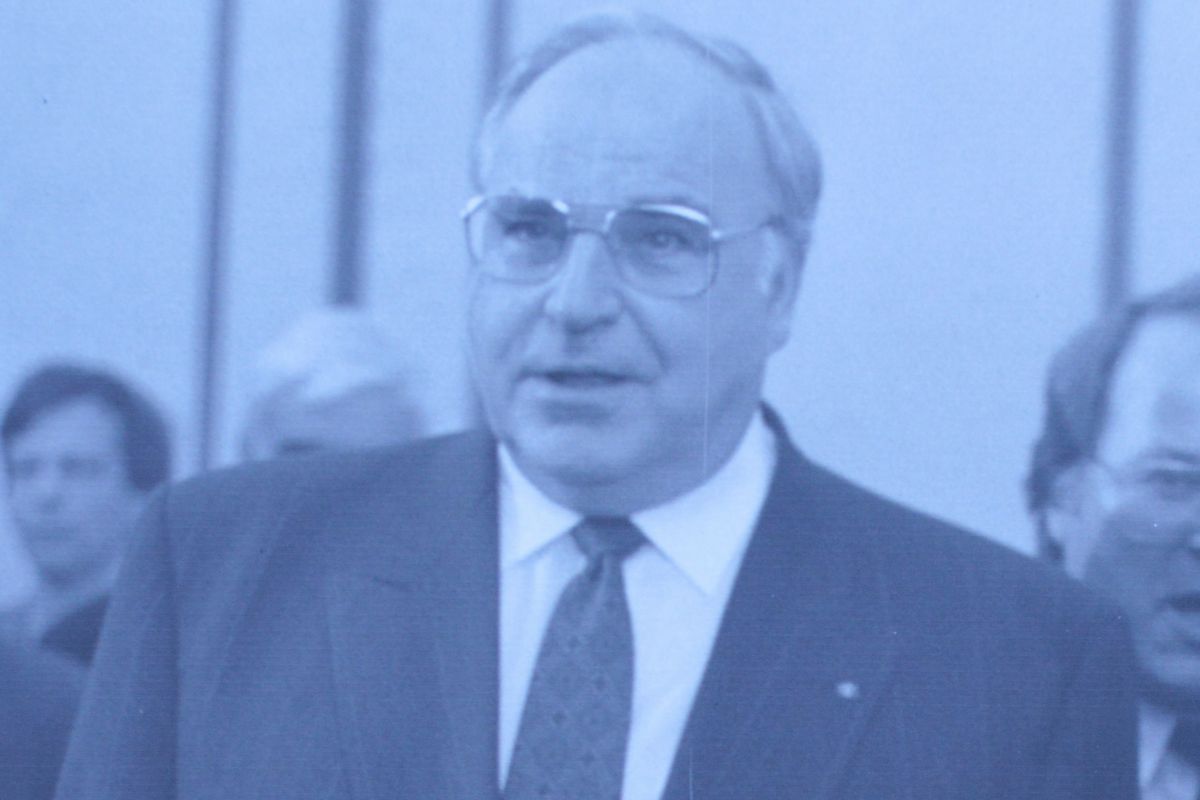 写真・図版 : 1990年、ドイツ再統一前のコール西独首相。ベルリン市街の展示より
