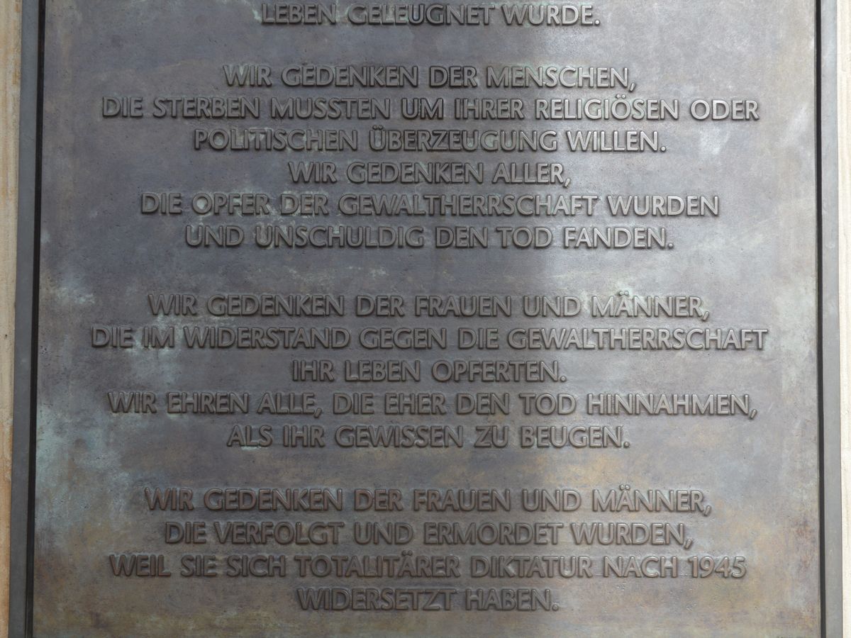 写真・図版 : ドイツの国立戦没者追悼施設「ノイエ・ヴァッヘ」外壁にある金属板の文章=2月、ベルリン。藤田撮影