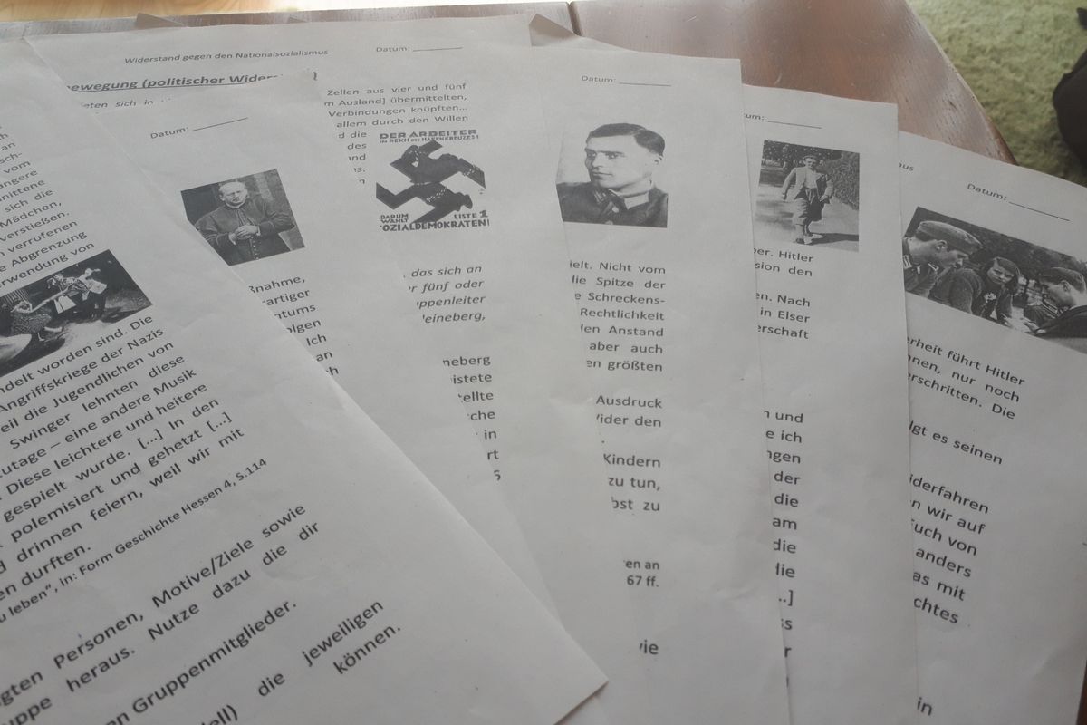 写真・図版 : 授業で配られた、ナチス政権に抵抗した６つの実例を説明する資料