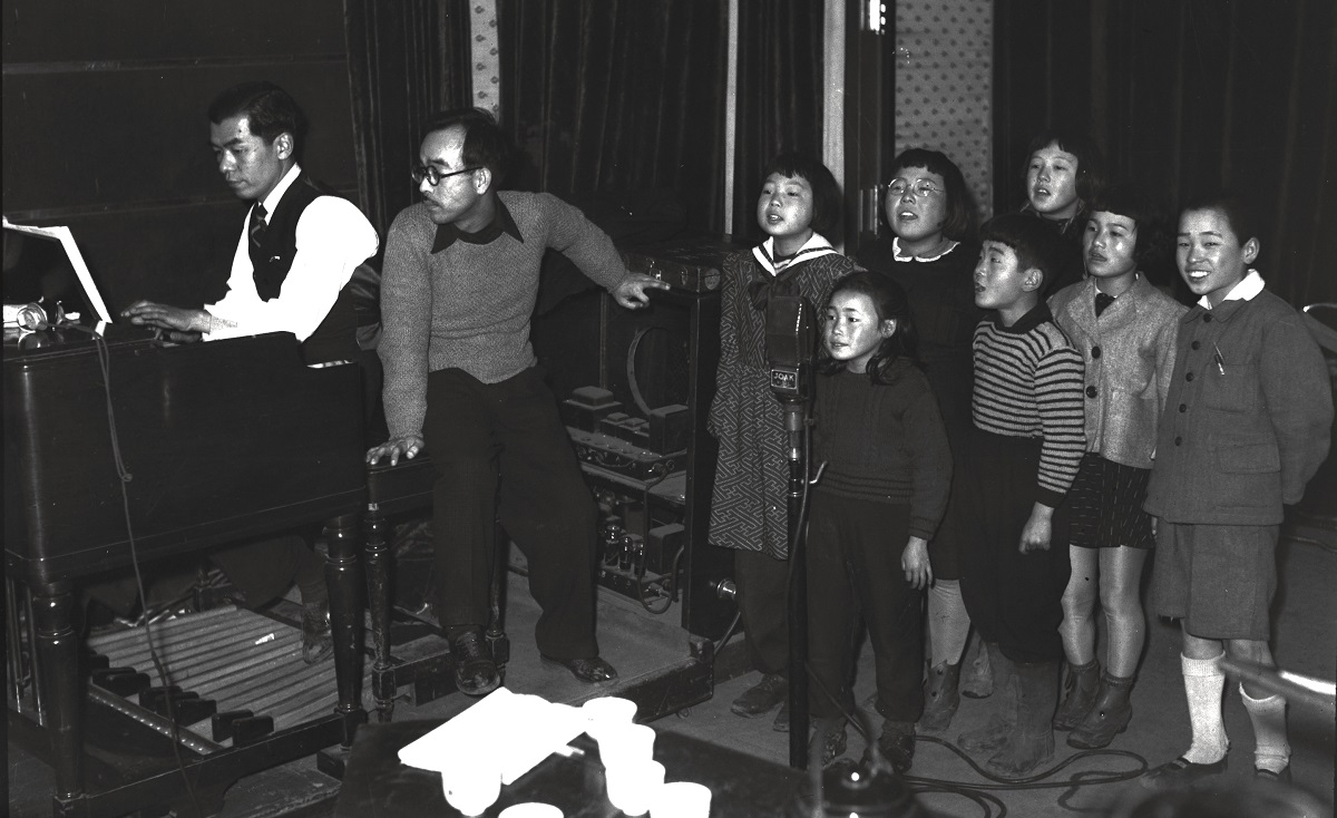 「鐘の鳴る丘」は、当初は生放送だった。左から2人目が菊田一夫(1948年) NHKラジオ