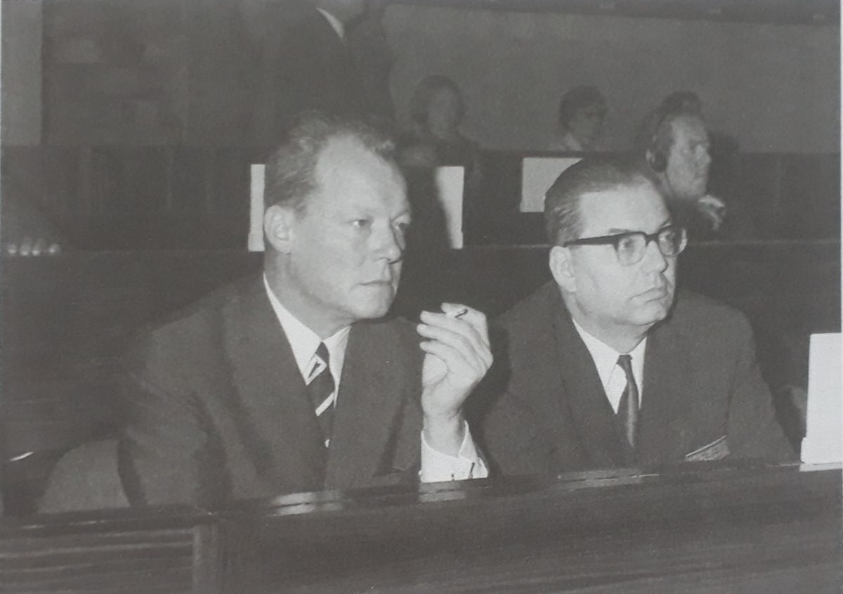 写真・図版 : 西ドイツのブラント外相（左、後に首相）とゲオルク・エッカート=1968年、パリ。UNESCO/Dominique Roger