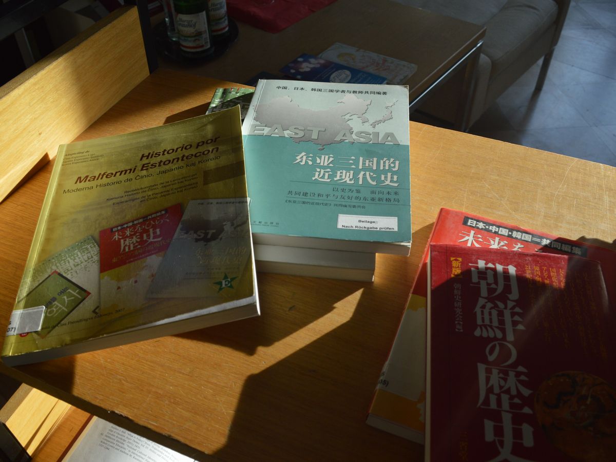 写真・図版 : 国際教科書研究所にある、日中韓３カ国の教科書を比較した数々の本
