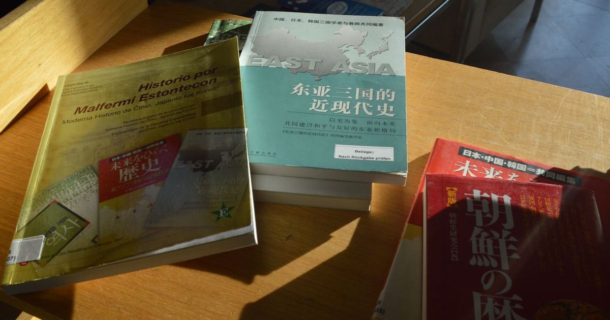 写真・図版 : ドイツの国際教科書研究所にある、日中韓３カ国の教科書を比較した数々の本=2月、ブラウンシュバイク。藤田撮影