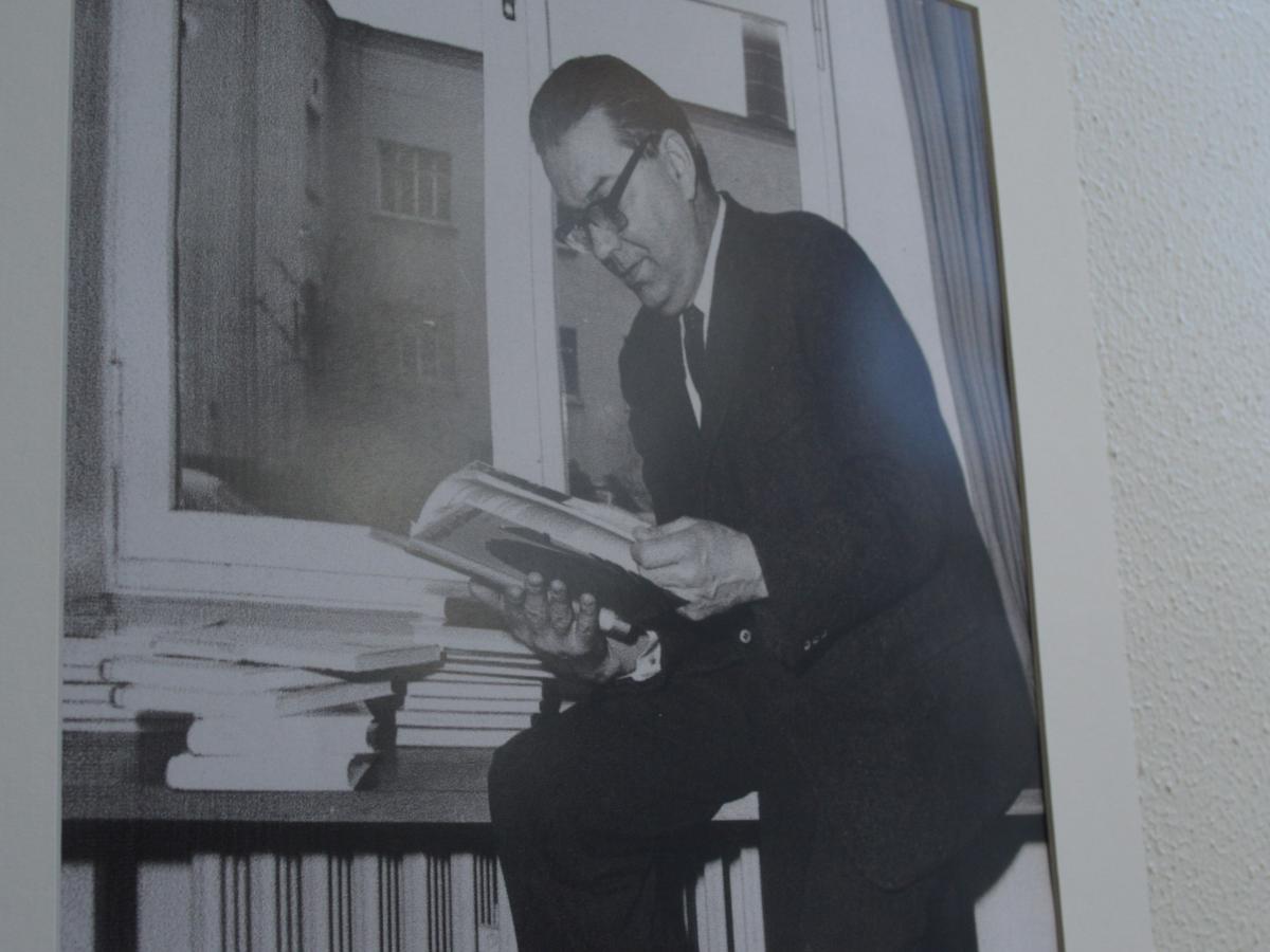 写真・図版 : 国際教科書研究所の壁に掛かる創設者ゲオルク・エッカートの写真