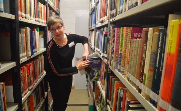 写真・図版 : ドイツの国際教科書研究所の書庫。170カ国超から入手した図書館が並ぶ=2月、ブラウンシュバイク。藤田撮影。以下同じ