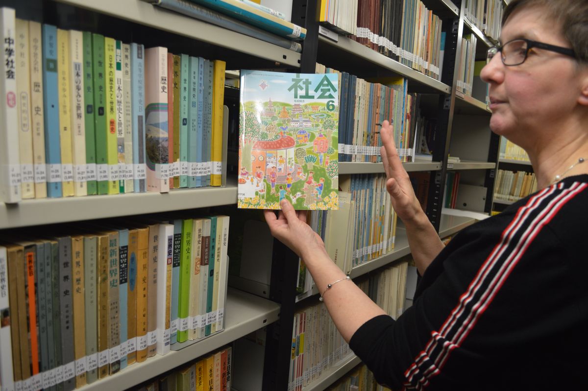 写真・図版 : 司書のシャッテンバーグさん。国際教科書研究所の書庫で日本の1社会の教科書を見せてくれた