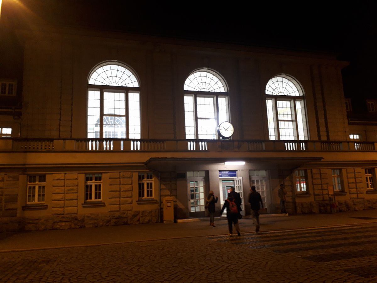 写真・図版 : 2月18日深夜、ドイツ鉄道で到着したワイマール駅=藤田撮影