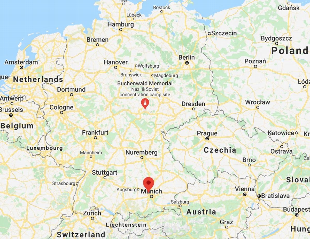 写真・図版 : ドイツの地図で二つの強制収容所を赤丸で示した。南のダッハウより中央のブッヘンバルトの方が、独ソ戦があったポーランドにずっと近い=Google mapより