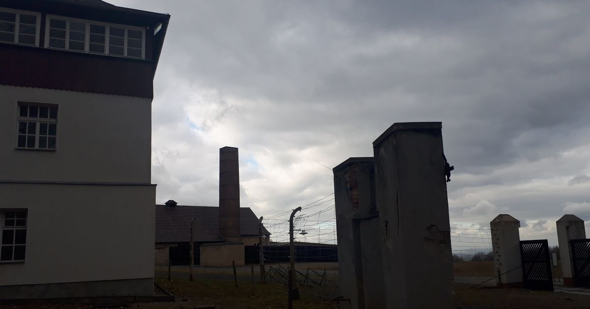 写真・図版 : ブッヘンバルト強制収容所跡の（左から）監視塔、遺体焼却場（奥）、門=2月、ドイツ・ワイマール。藤田撮影