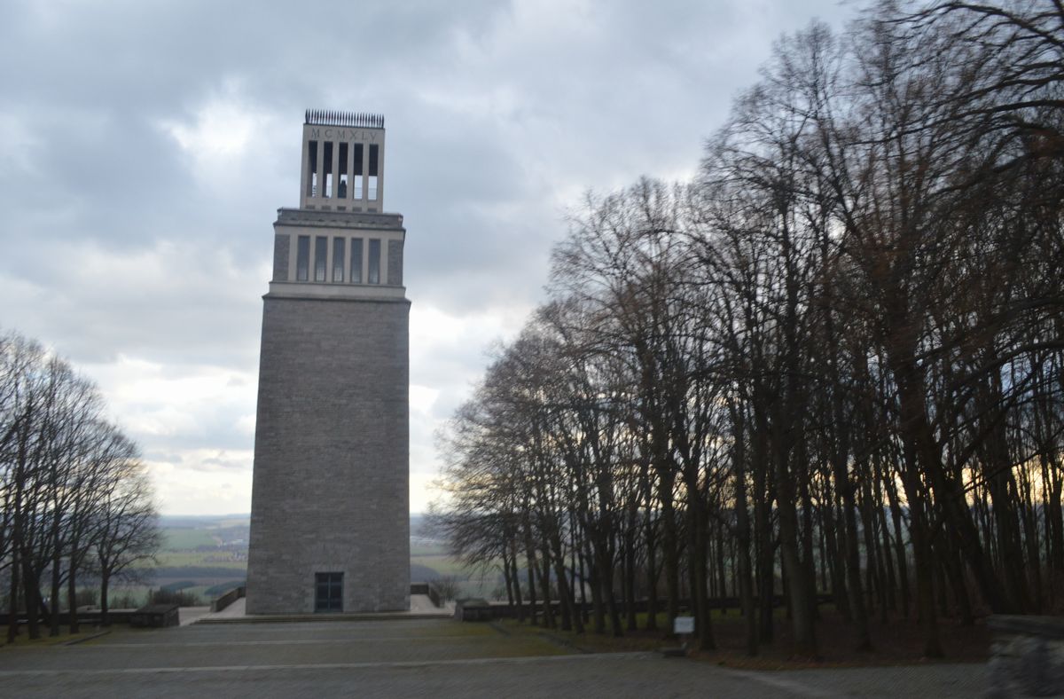写真・図版 : ブッヘンバルト強制収容所跡に東ドイツ時代にできた「ベル・タワー」