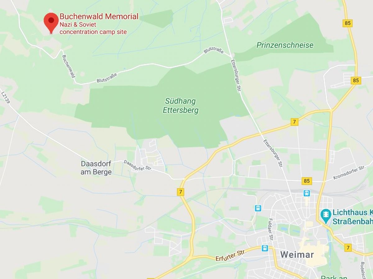 写真・図版 : ワイマール市街（右下）とブッヘンバルト強制収容所跡（左上の赤点）を示す地図=Google mapより