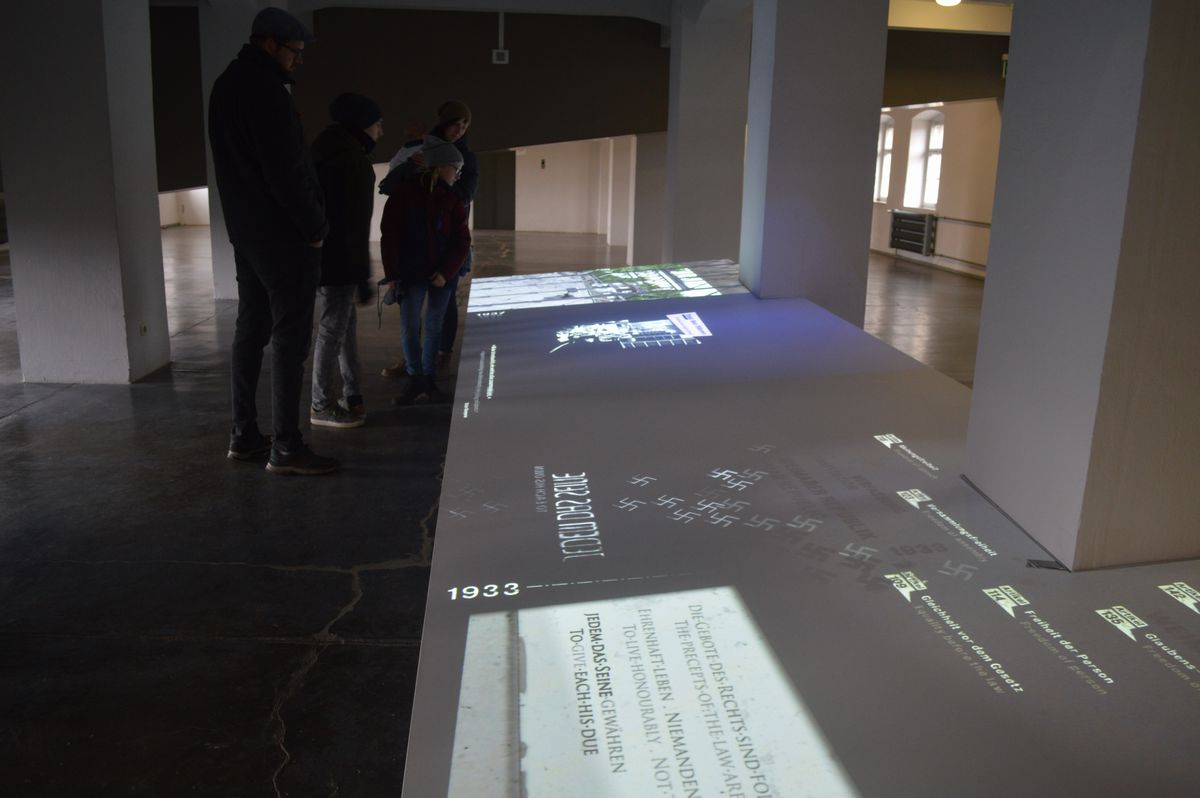 写真・図版 : ブッヘンバルト強制収容所記念館の常設展「追放と暴力」を見る人たち=2月、ドイツ・ワイマール。藤田撮影
