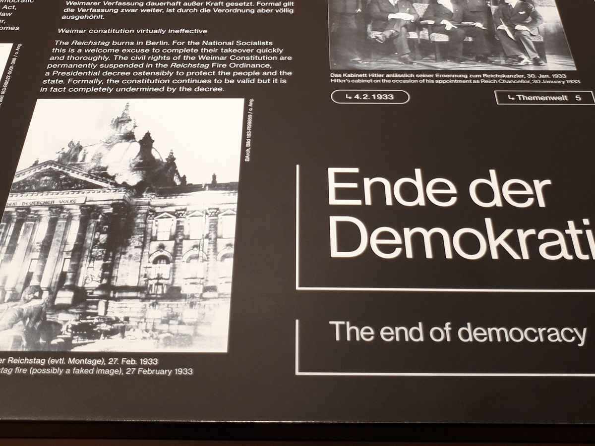 写真・図版 : 「民主主義の終わり」の展示。左には1933年の国会議事堂炎上の写真がある
