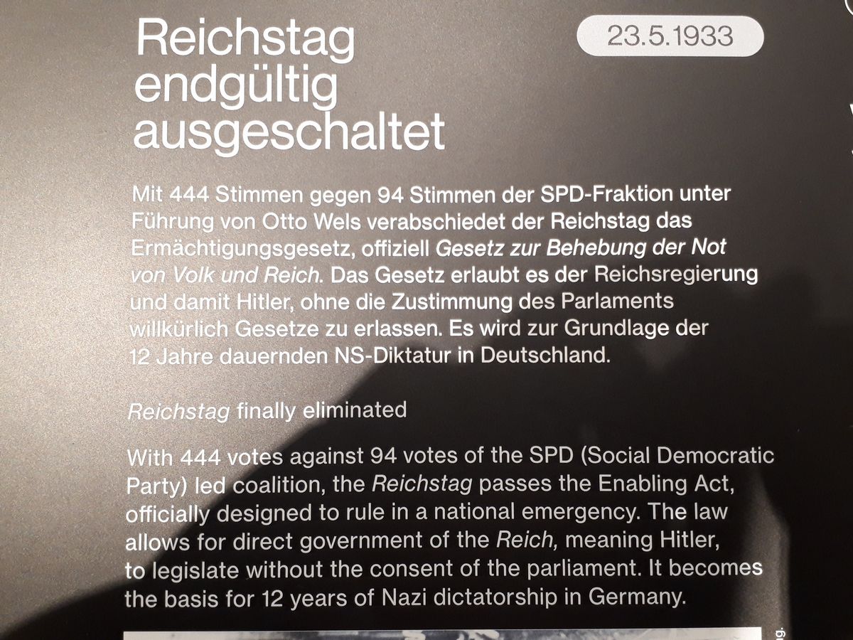 写真・図版 : ナチスが独裁を実現した「全権委任法」の成立を説明する展示