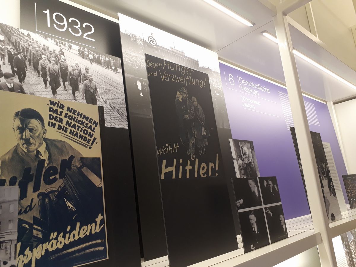 写真・図版 : 1932年のナチスの躍進に関する展示。その先には今の民主主義について考えるコーナーがある