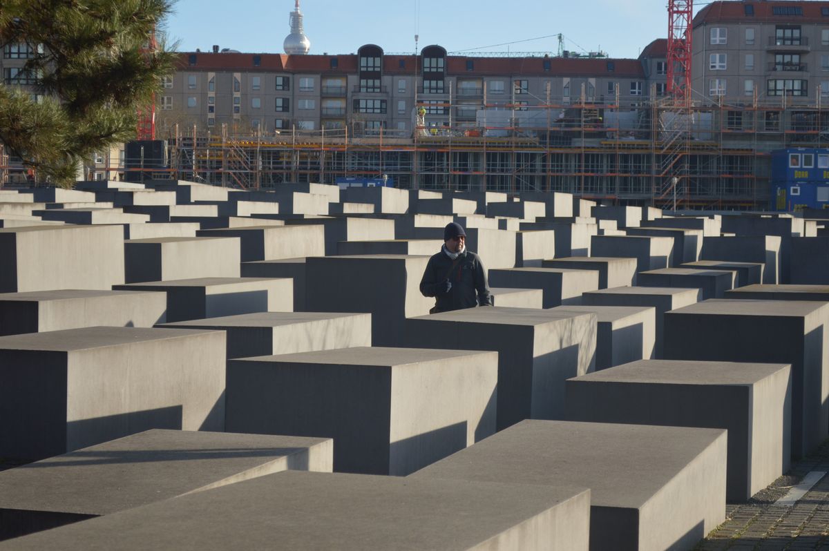 写真・図版 : ベルリンの一角に広がる「虐殺された欧州のユダヤ人のための記念碑」