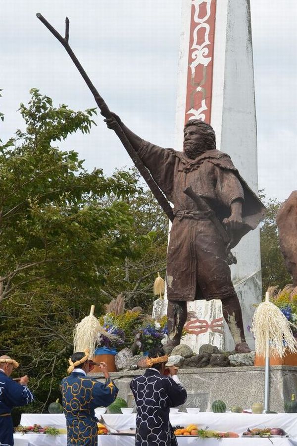 シャクシャイン像（旧像）の前の祭壇に礼拝する法要祭＝2017年9月23日、北海道新ひだか町