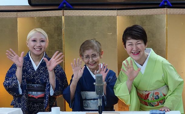 写真・図版 : （左から）5回目の生配信でゲストに迎えた港家小ゆき、曲師の沢村豊子、玉川奈々福