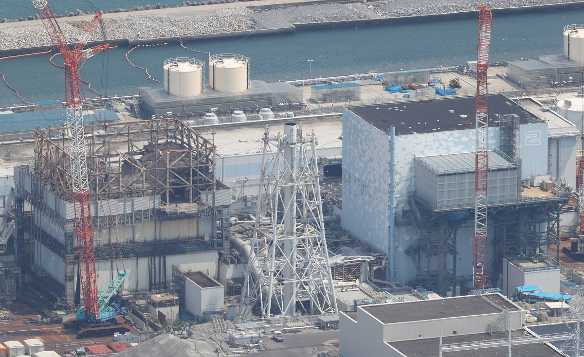 写真・図版 : 撤去作業が終了した東京電力福島第一原発1、2号機の共用排気筒＝2020年4月29日