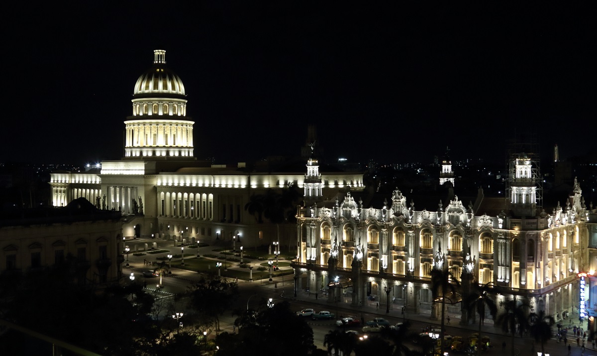 写真・図版 : ロックダウン前夜のカピトリオ(元の国会議事堂、左)と、隣のグランテアトロの夜景。カピトリオは、2019年のハバナ市政500年祭に間に合わせて、8年ぶりに美しく蘇った=撮影・筆者