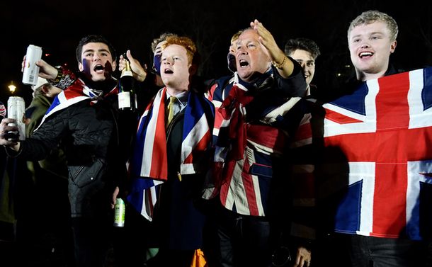 写真・図版 : 英国議会前広場で、EU離脱に祝杯をあげる人たち＝2020年1月31日、ロンドン、石橋亮介撮影