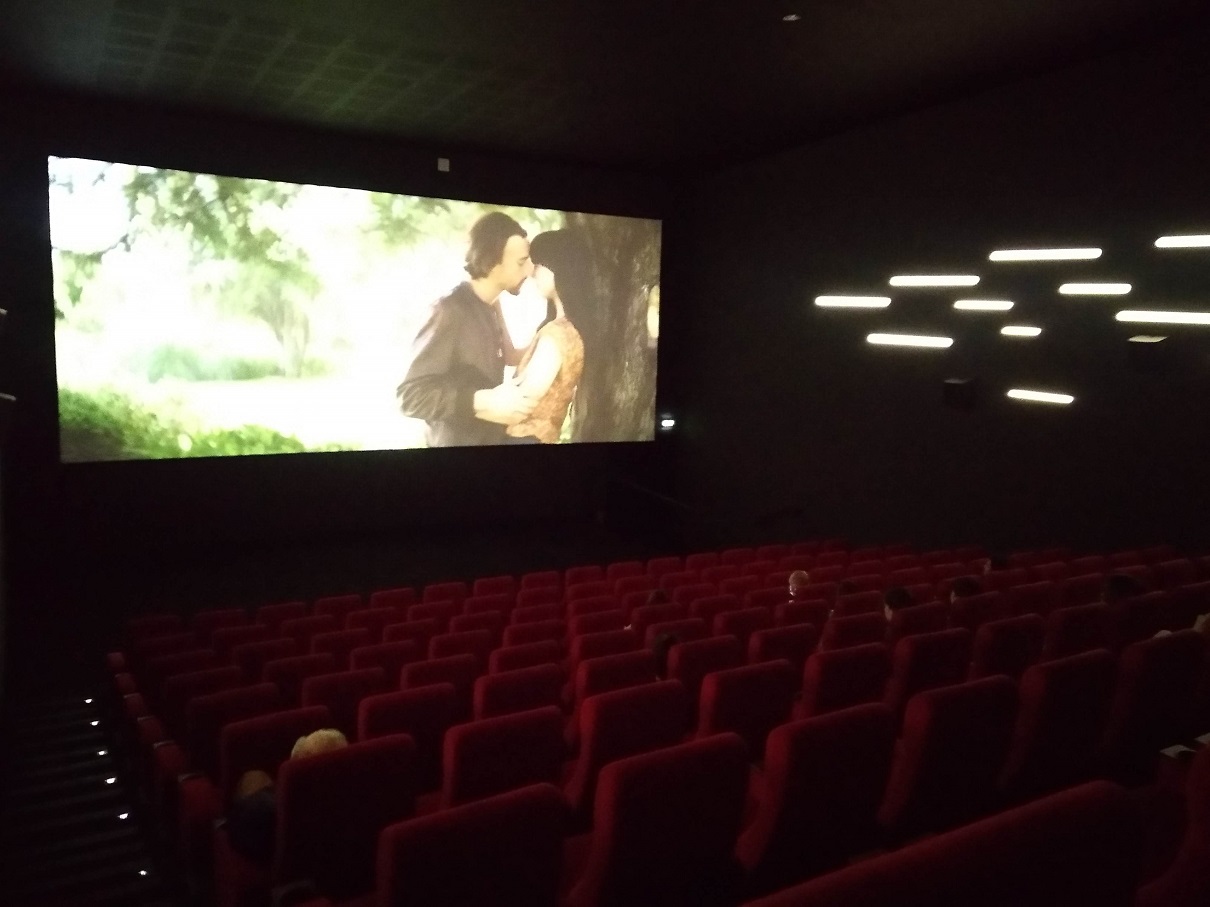 写真・図版 : パリ15区の映画館サン・ランベール。再開後も観客は少なめだ=撮影・筆者
