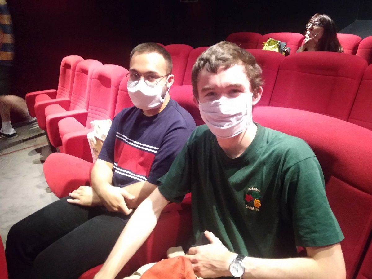 映画館MK2ボブールの観客。「ブロックバスターのアメリカ映画が公開されない分、多様性が増したので、自分にとっては満足な状況」とウィリアムさん(右)