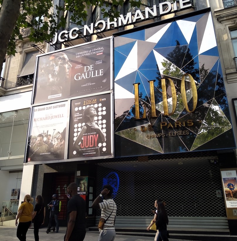写真・図版 : 営業休止中(6月上旬)のシャンゼリゼ大通りの映画館UGCノルマンディ=撮影・筆者