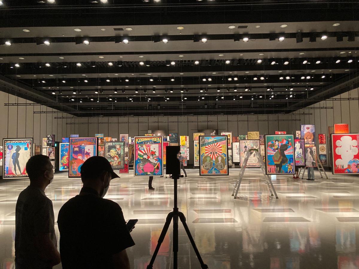 写真・図版 : 「現代劇ポスター展2020」VR映像の撮影の様子