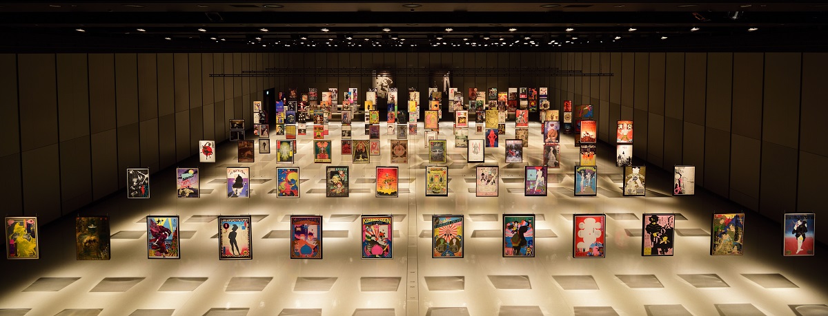写真・図版 : 「現代演劇ポスター展2020」の会場＝東京・渋谷のヒカリエホール