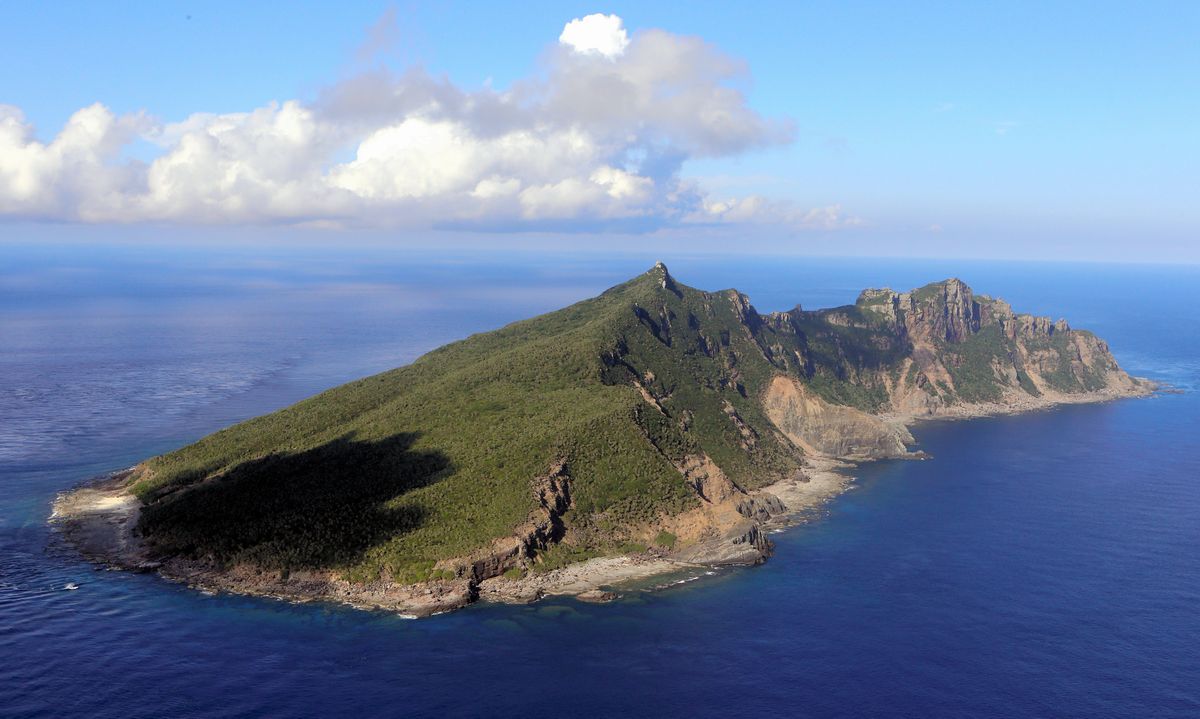 写真・図版 : 尖閣諸島の魚釣島=2012年9月。朝日新聞社機