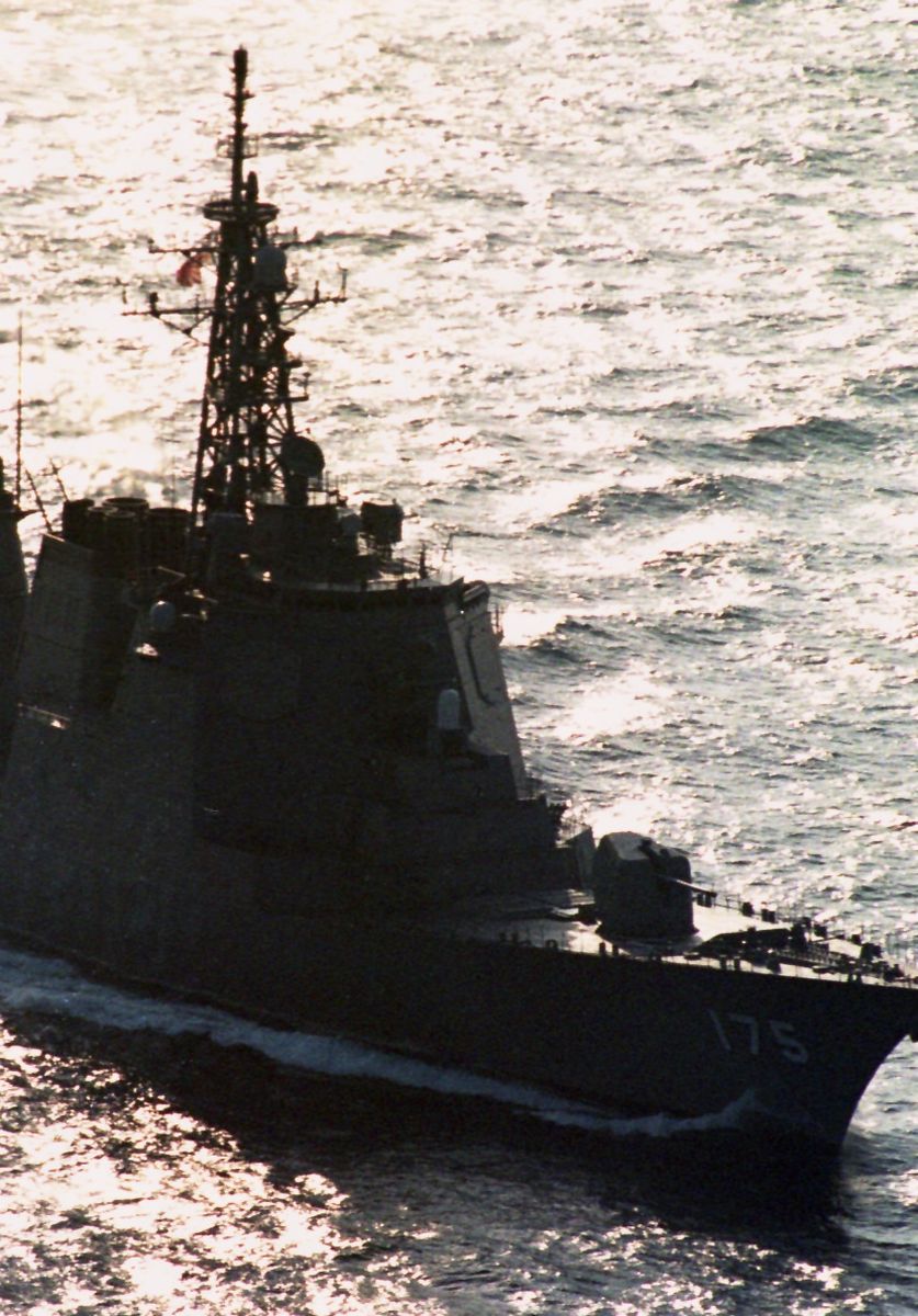 写真・図版 : 1999年3月、不審船に対処し、警告射撃も行った海自護衛艦「みょうこう」=新潟・佐渡島の北西約500キロ。朝日新聞社機
