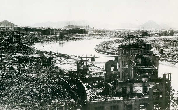 写真・図版 : 原爆投下後の広島市内と原爆ドーム（1945年9月下旬撮影）