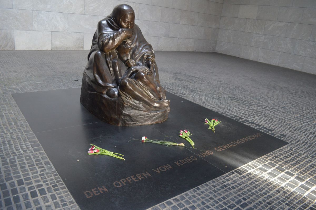 写真・図版 : ドイツの国立追悼施設「ノイエ・ヴァッヘ」にある「死んだ息子を抱く母」の像=2月、ベルリン