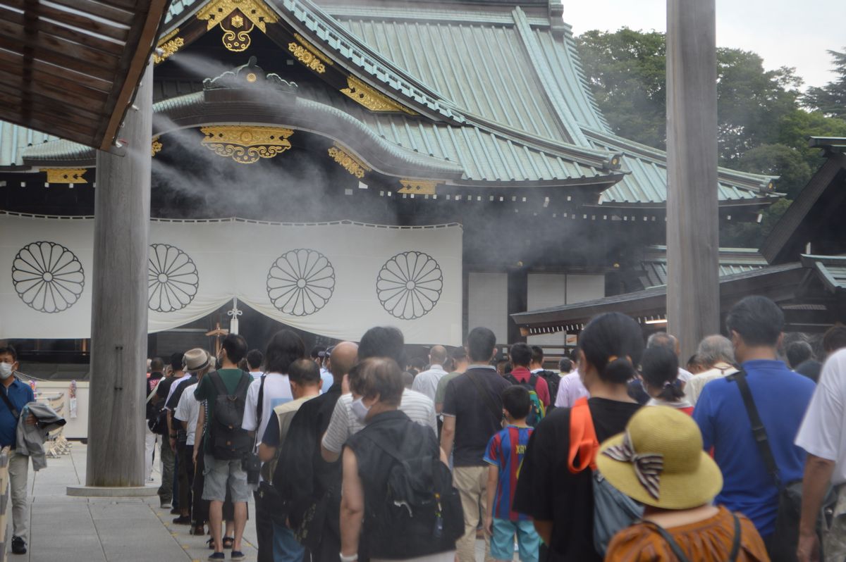 写真・図版 : 終戦の日に靖国神社に参拝する人たち=8月、東京・九段北。藤田撮影