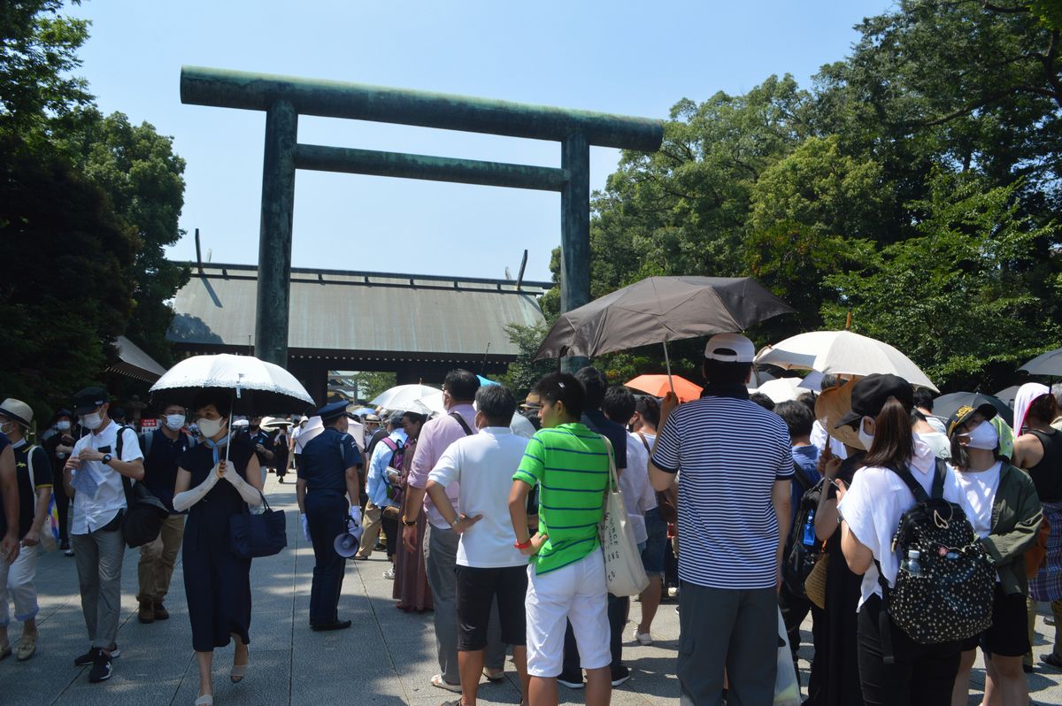 写真・図版 : 終戦の日に靖国神社に参拝する人たち=8月、東京・九段北。藤田撮影