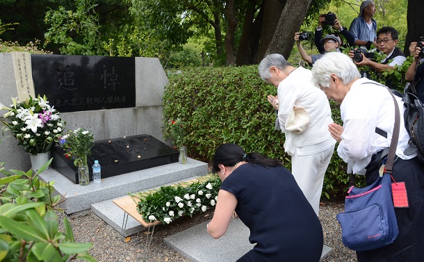 写真・図版 : 朝鮮人犠牲者の追悼碑の前で手を合わせる人たち＝2018年9月1日、東京都墨田区の横網町公園