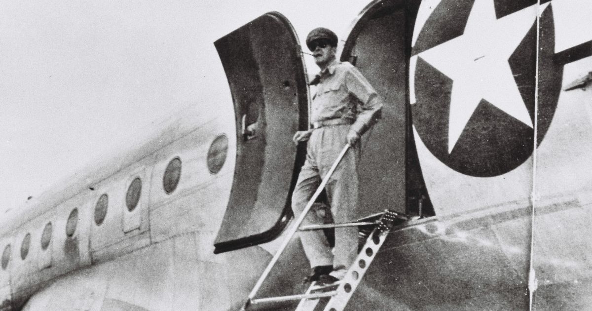 写真・図版 : 1945年8月30日に厚木基地に降り立つマッカーサー。同盟通信の代表撮影