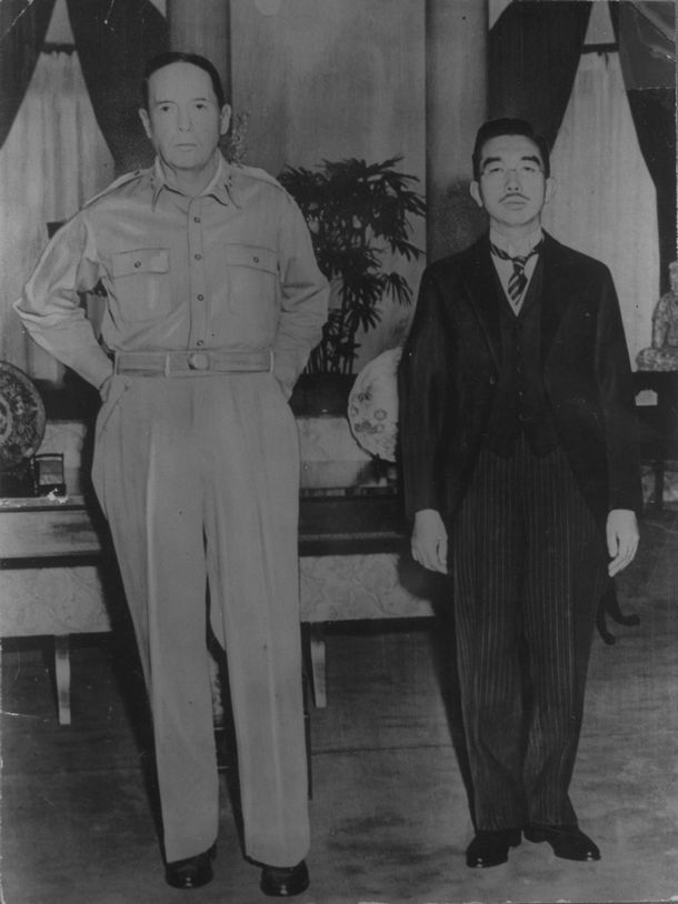 写真・図版 : 米陸軍が撮影、報道各社に配った昭和天皇とマッカーサーの写真