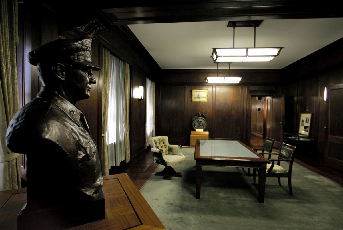 写真・図版 : マッカーサーが執務室として使っていた部屋。東京・有楽町の第一生命ビル（旧GHQ本部）。米軍は戦後使用するため東京中心部の一部のビルを空爆の対象から外していたと言われる。佐藤慈子撮影