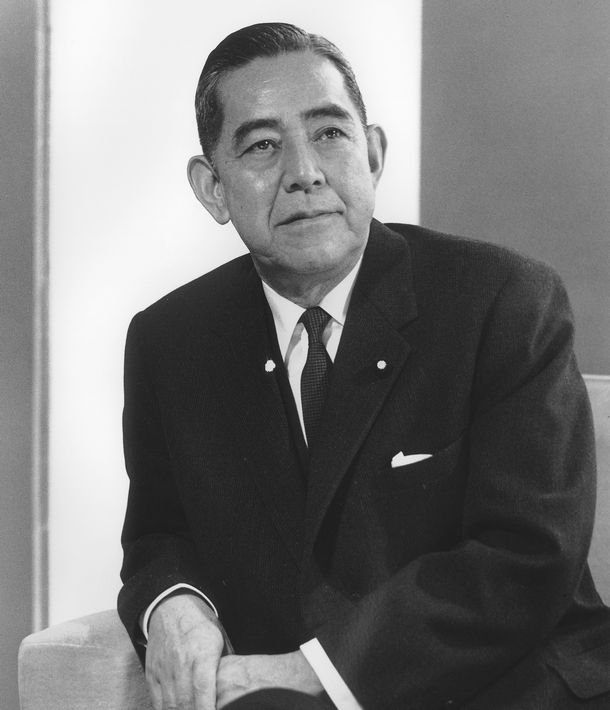 写真・図版 : 池田勇人から禅譲され、就任したばかりの佐藤栄作総理大臣=1964年12月19日